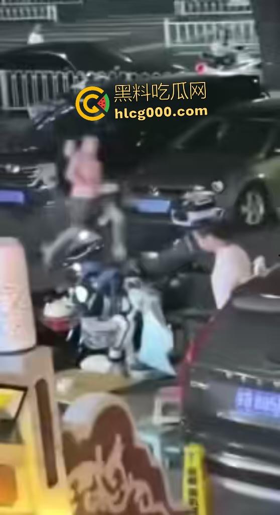 无锡街头裸男老婆被调戏持刀复仇，男小三左腰直接被划开一道口子，差点肾都露出来了！  第1张