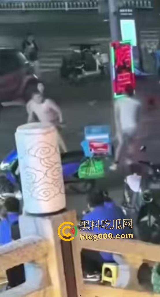 无锡街头裸男老婆被调戏持刀复仇，男小三左腰直接被划开一道口子，差点肾都露出来了！  第2张