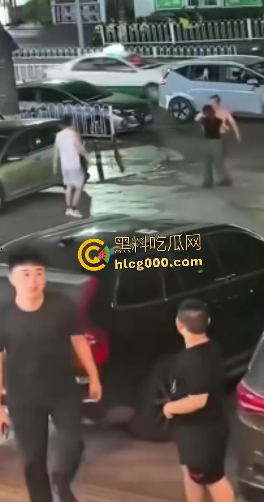 无锡街头裸男老婆被调戏持刀复仇，男小三左腰直接被划开一道口子，差点肾都露出来了！  第3张