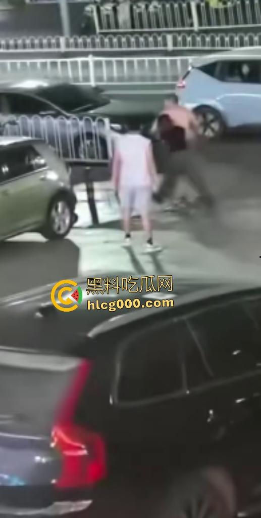 无锡街头裸男老婆被调戏持刀复仇，男小三左腰直接被划开一道口子，差点肾都露出来了！  第4张