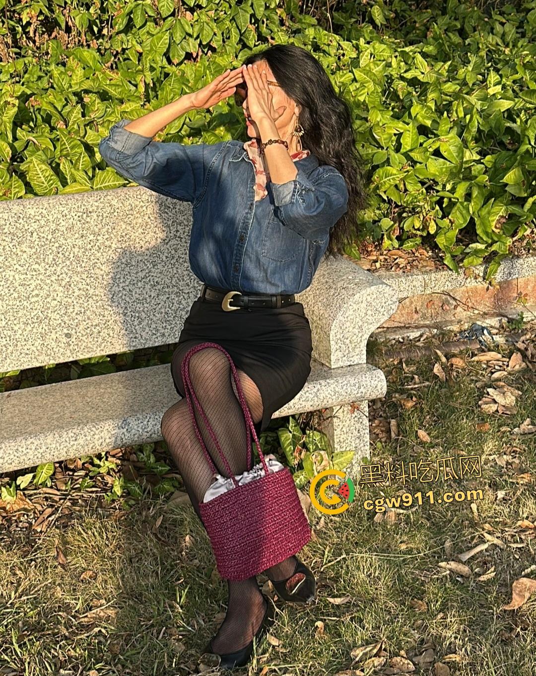 美少妇【文清】烈焰红唇深喉口交大肉棒，边聊天边吞精爽翻天，眼镜男狂操骚嘴一脸满足！  第1张