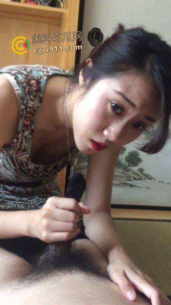 美少妇【文清】烈焰红唇深喉口交大肉棒，边聊天边吞精爽翻天，眼镜男狂操骚嘴一脸满足！  第2张