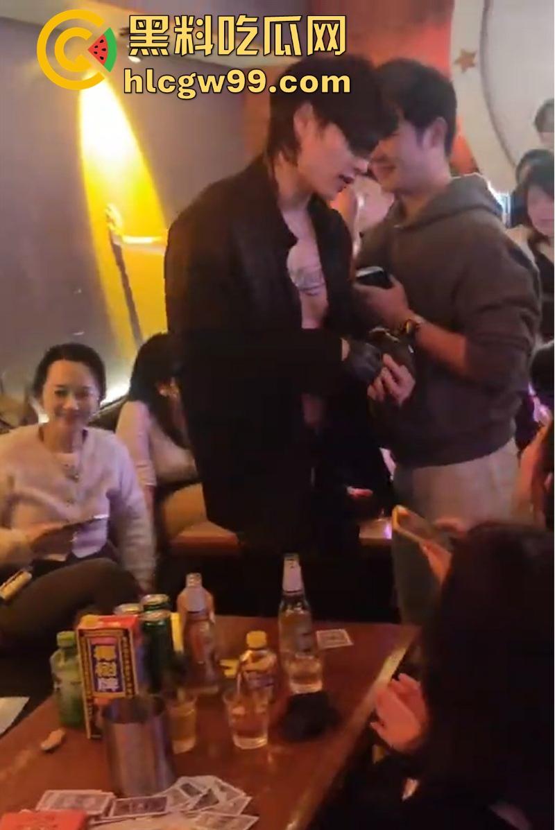 商K男模激情热舞 八块腹肌诱惑的富婆笑不拢嘴 姐姐的快乐 你想象不到!  第1张