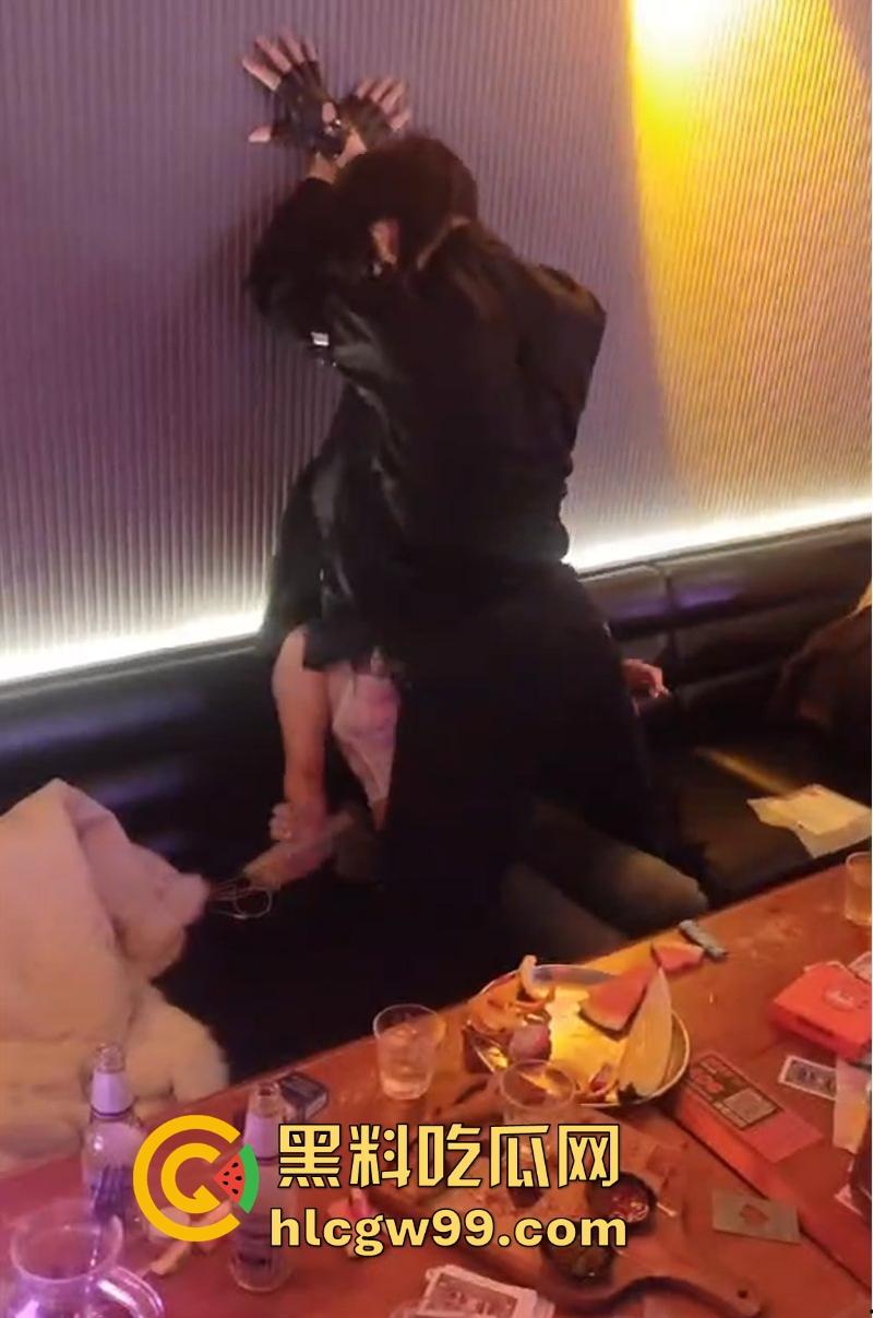 商K男模激情热舞 八块腹肌诱惑的富婆笑不拢嘴 姐姐的快乐 你想象不到!  第5张