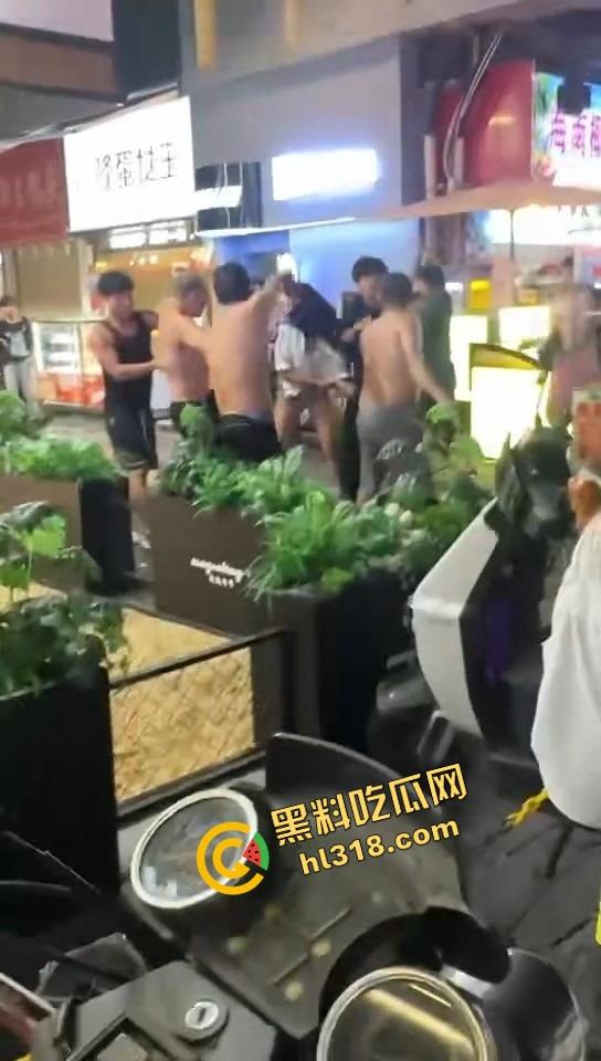 白云区老楼顶炸场,精神小伙带小妹空降大叔地盘,十几人混战,岁数终究敌不过荷尔蒙! 第2张 白云区老楼顶炸场,精神小伙带小妹空降大叔地盘,十几人混战,岁数终究敌不过荷尔蒙! 第2张