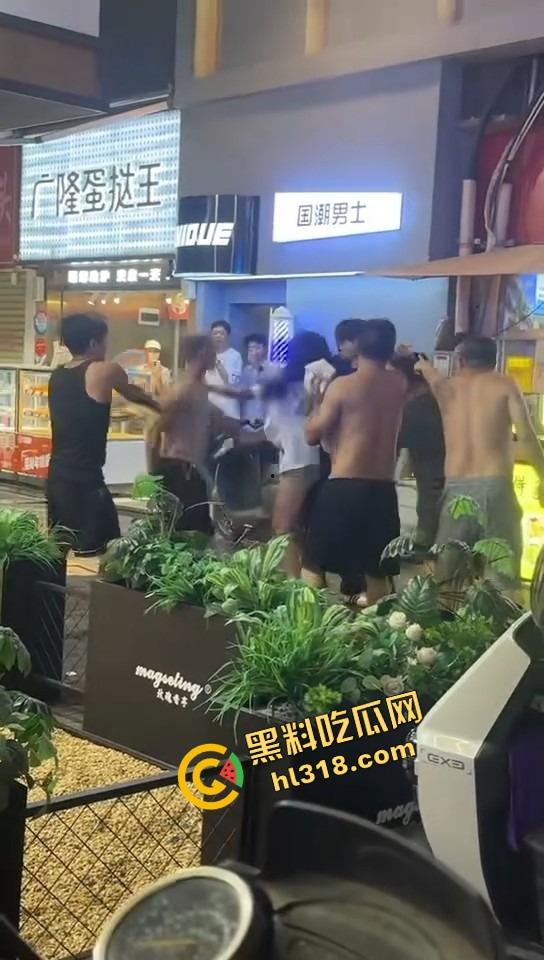 白云区老楼顶炸场,精神小伙带小妹空降大叔地盘,十几人混战,岁数终究敌不过荷尔蒙! 第3张 白云区老楼顶炸场,精神小伙带小妹空降大叔地盘,十几人混战,岁数终究敌不过荷尔蒙! 第3张