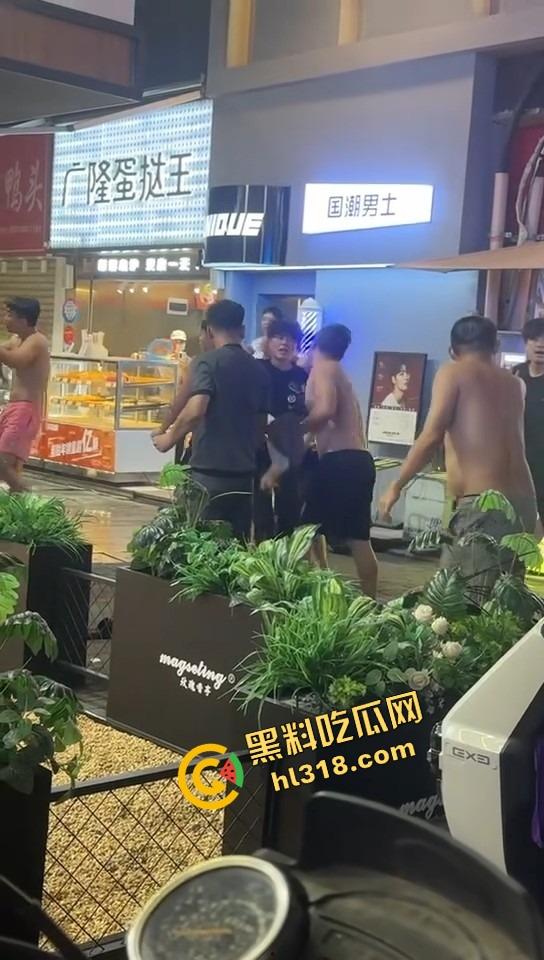 白云区老楼顶炸场,精神小伙带小妹空降大叔地盘,十几人混战,岁数终究敌不过荷尔蒙! 第4张 白云区老楼顶炸场,精神小伙带小妹空降大叔地盘,十几人混战,岁数终究敌不过荷尔蒙! 第4张