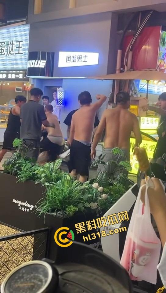 白云区老楼顶炸场,精神小伙带小妹空降大叔地盘,十几人混战,岁数终究敌不过荷尔蒙! 第5张 白云区老楼顶炸场,精神小伙带小妹空降大叔地盘,十几人混战,岁数终究敌不过荷尔蒙! 第5张