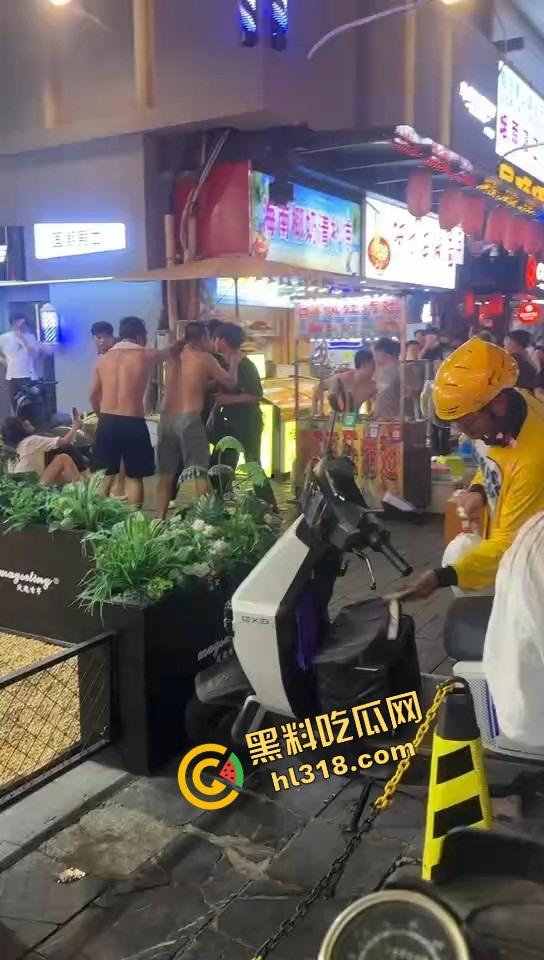 白云区老楼顶炸场,精神小伙带小妹空降大叔地盘,十几人混战,岁数终究敌不过荷尔蒙! 第6张 白云区老楼顶炸场,精神小伙带小妹空降大叔地盘,十几人混战,岁数终究敌不过荷尔蒙! 第6张