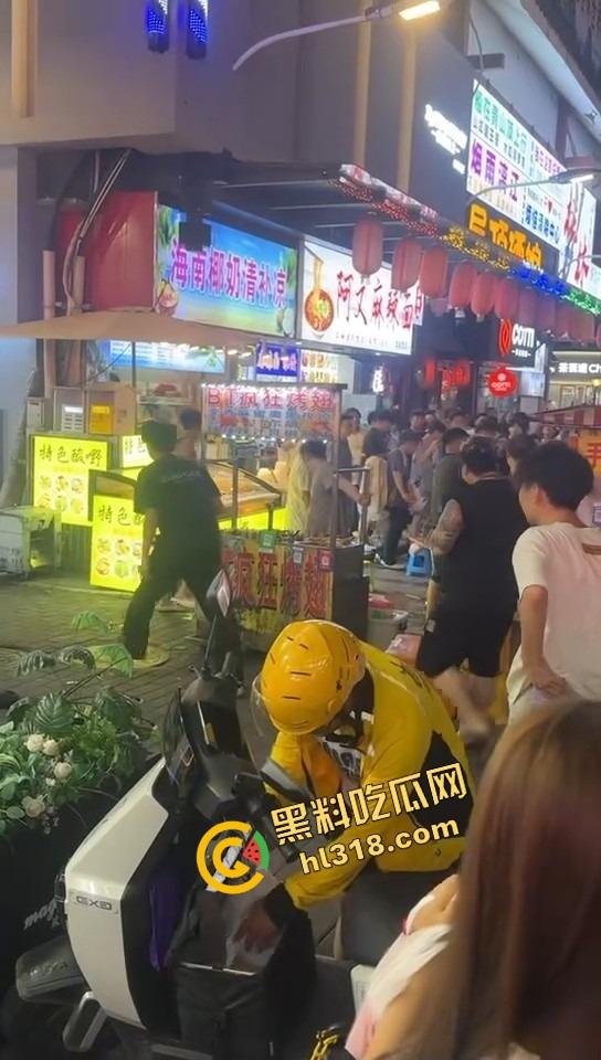 白云区老楼顶炸场,精神小伙带小妹空降大叔地盘,十几人混战,岁数终究敌不过荷尔蒙! 第7张 白云区老楼顶炸场,精神小伙带小妹空降大叔地盘,十几人混战,岁数终究敌不过荷尔蒙! 第7张