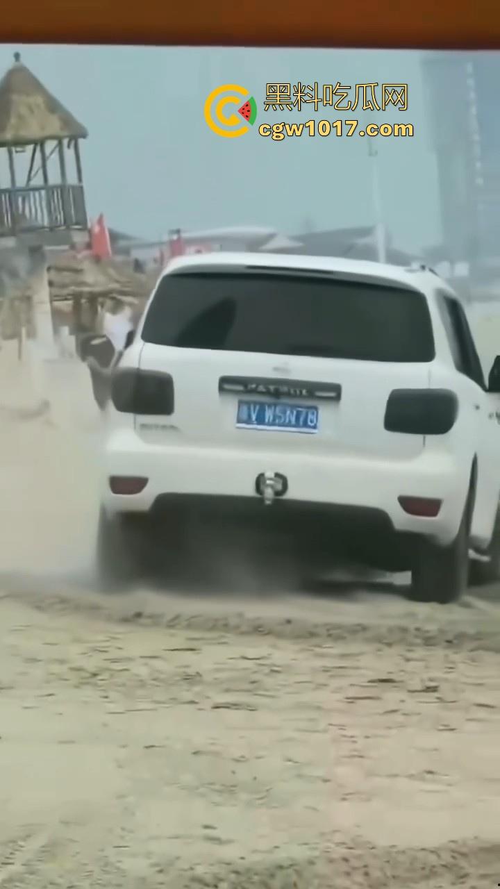 傻B年年有，今年特别多！都2025年了还有人不信邪啊！广东双月湾猛男驾驶越野车在沙滩上奔驰，没想到回不去了！  第2张