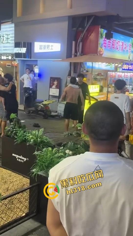 白云区老楼顶炸场,精神小伙带小妹空降大叔地盘,十几人混战,岁数终究敌不过荷尔蒙! 第9张 白云区老楼顶炸场,精神小伙带小妹空降大叔地盘,十几人混战,岁数终究敌不过荷尔蒙! 第9张