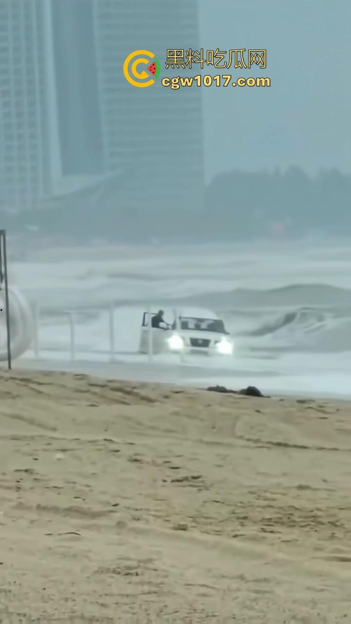 傻B年年有，今年特别多！都2025年了还有人不信邪啊！广东双月湾猛男驾驶越野车在沙滩上奔驰，没想到回不去了！  第4张