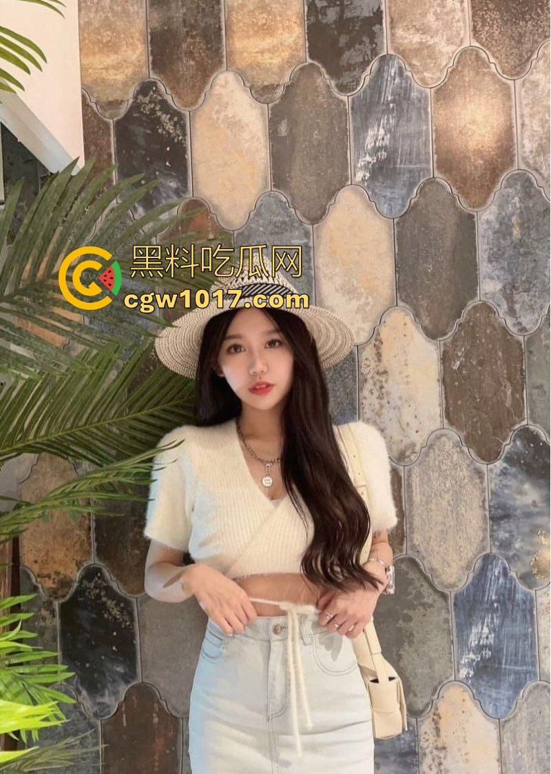 上海高颜值美少妇约炮健身教练，人妻平日端庄贤淑，私下却骚浪成性，女上位骑乘狂摇，被健身教练顶得不要不要的！  第2张