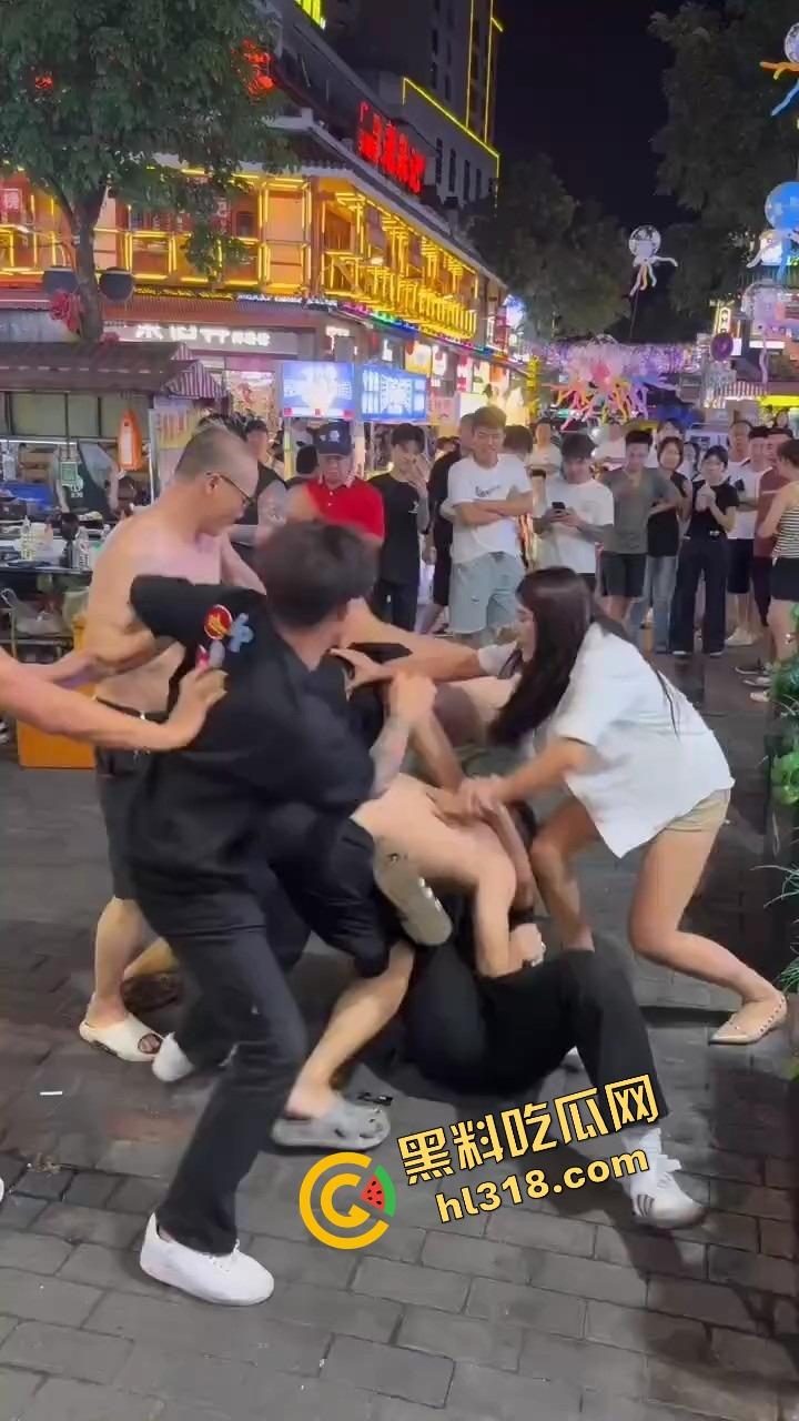 白云区老楼顶炸场,精神小伙带小妹空降大叔地盘,十几人混战,岁数终究敌不过荷尔蒙! 第10张 白云区老楼顶炸场,精神小伙带小妹空降大叔地盘,十几人混战,岁数终究敌不过荷尔蒙! 第10张