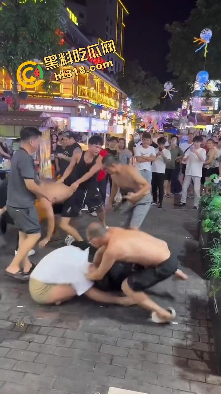 白云区老楼顶炸场,精神小伙带小妹空降大叔地盘,十几人混战,岁数终究敌不过荷尔蒙! 第11张 白云区老楼顶炸场,精神小伙带小妹空降大叔地盘,十几人混战,岁数终究敌不过荷尔蒙! 第11张