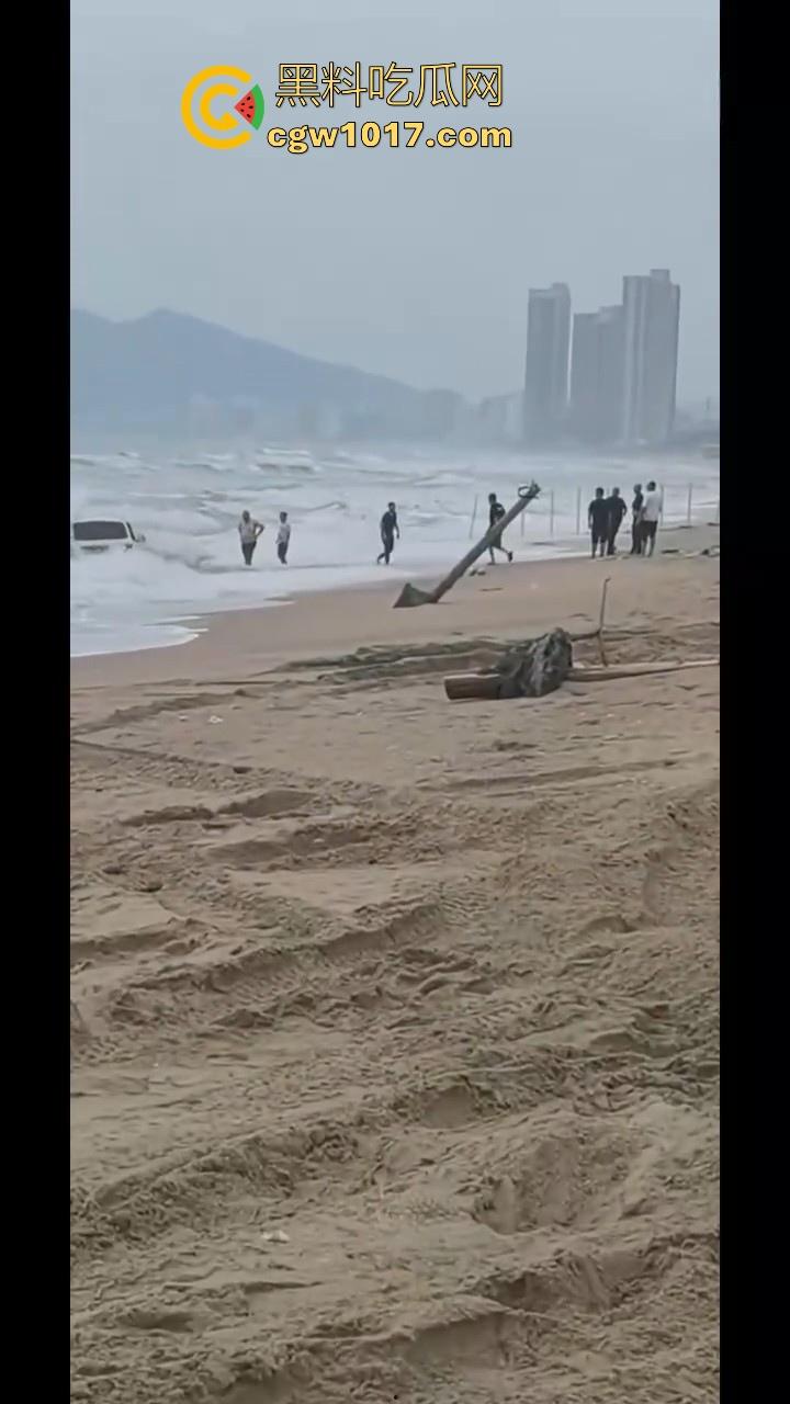 傻B年年有，今年特别多！都2025年了还有人不信邪啊！广东双月湾猛男驾驶越野车在沙滩上奔驰，没想到回不去了！  第6张