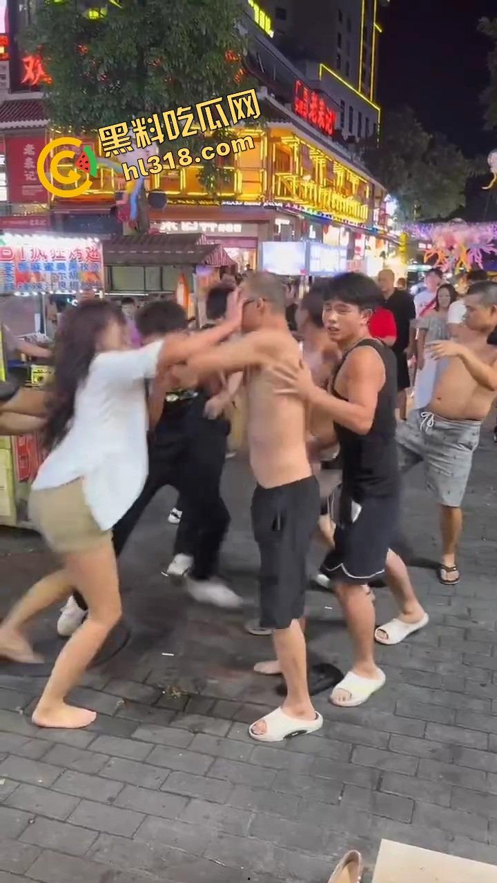 白云区老楼顶炸场,精神小伙带小妹空降大叔地盘,十几人混战,岁数终究敌不过荷尔蒙! 第12张 白云区老楼顶炸场,精神小伙带小妹空降大叔地盘,十几人混战,岁数终究敌不过荷尔蒙! 第12张