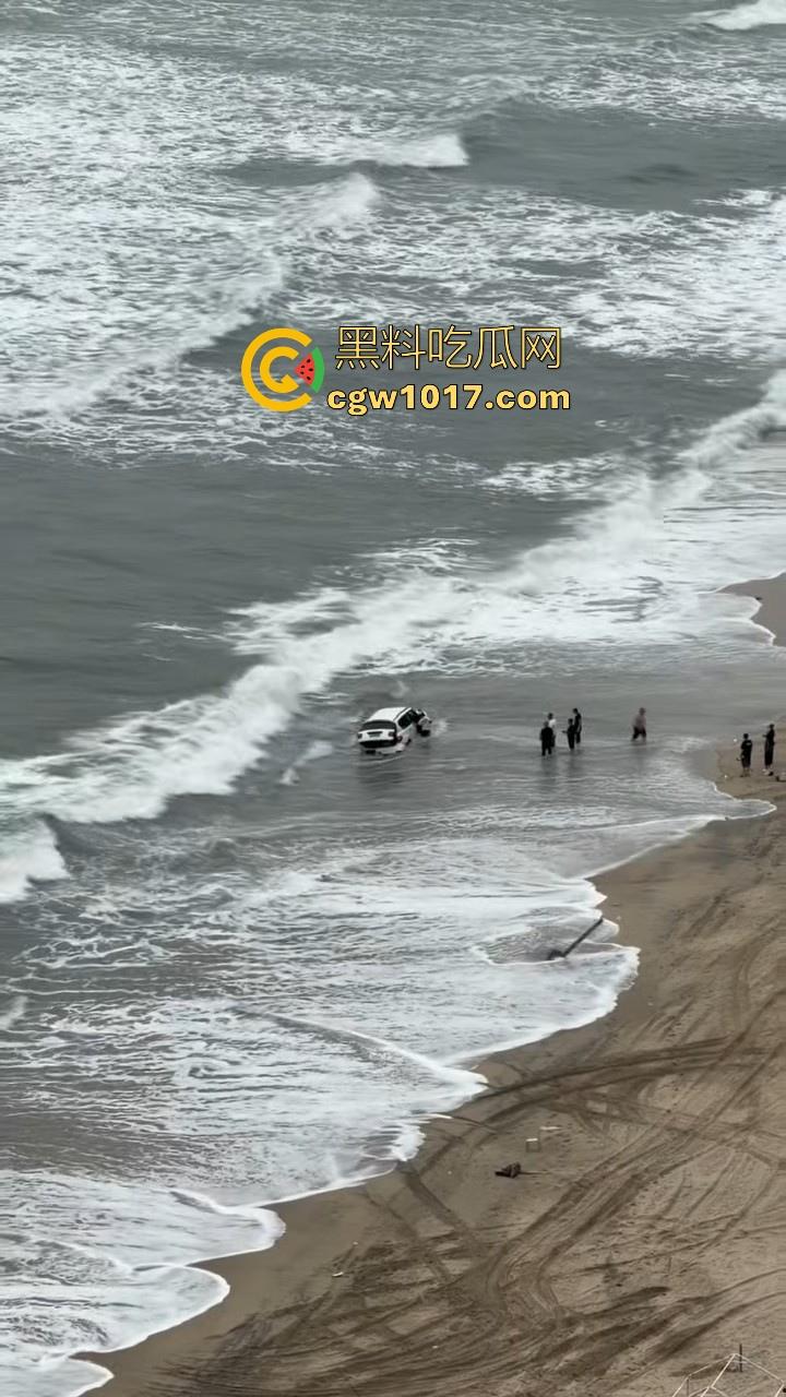 傻B年年有，今年特别多！都2025年了还有人不信邪啊！广东双月湾猛男驾驶越野车在沙滩上奔驰，没想到回不去了！  第7张