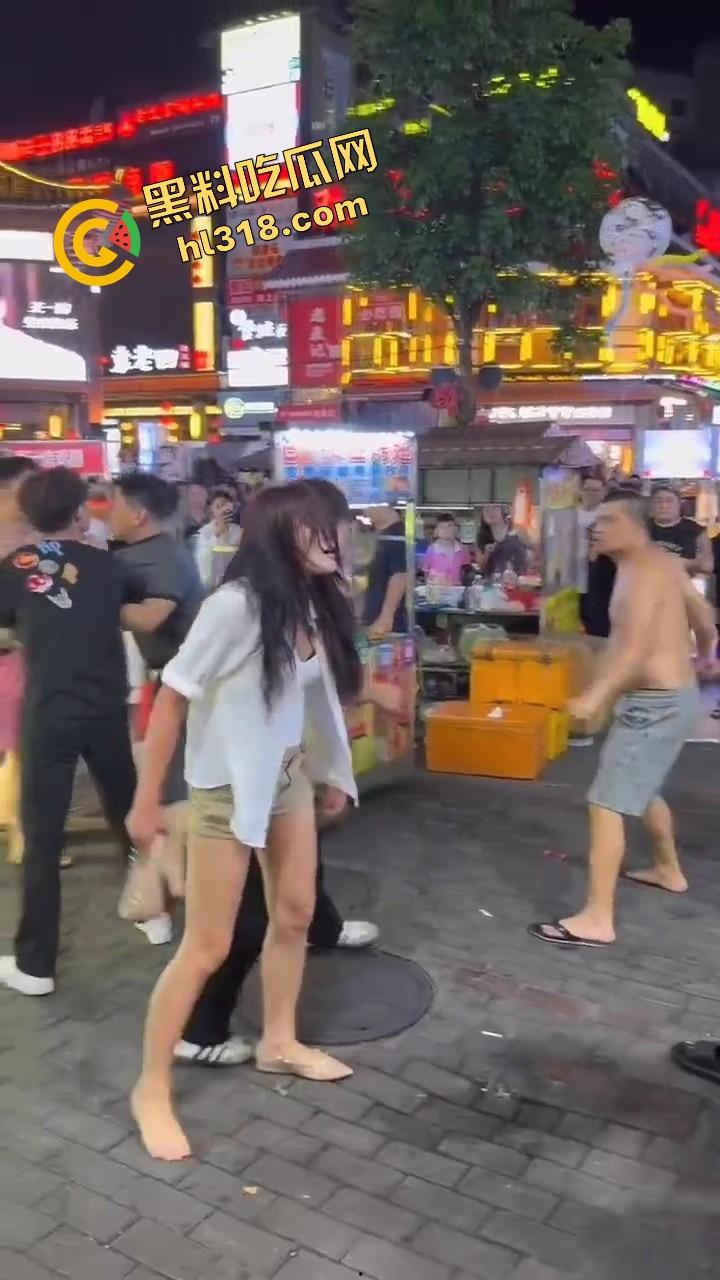 白云区老楼顶炸场,精神小伙带小妹空降大叔地盘,十几人混战,岁数终究敌不过荷尔蒙! 第13张 白云区老楼顶炸场,精神小伙带小妹空降大叔地盘,十几人混战,岁数终究敌不过荷尔蒙! 第13张