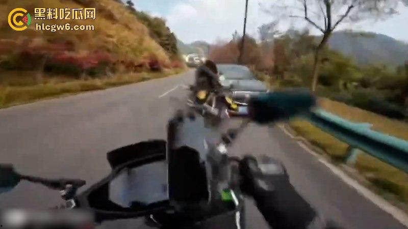 懂车帝已经打开了!摩友山路遛弯被右转到逆向车道的车给撞飞 两辆摩托被撞烂 开车老头直接傻眼! 第1张 懂车帝已经打开了!摩友山路遛弯被右转到逆向车道的车给撞飞 两辆摩托被撞烂 开车老头直接傻眼! 第1张