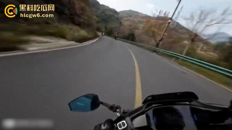懂车帝已经打开了!摩友山路遛弯被右转到逆向车道的车给撞飞 两辆摩托被撞烂 开车老头直接傻眼! 第2张 懂车帝已经打开了!摩友山路遛弯被右转到逆向车道的车给撞飞 两辆摩托被撞烂 开车老头直接傻眼! 第2张