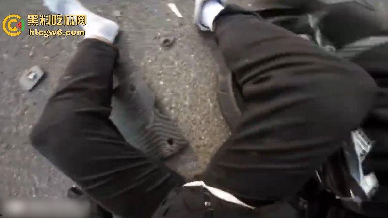 懂车帝已经打开了!摩友山路遛弯被右转到逆向车道的车给撞飞 两辆摩托被撞烂 开车老头直接傻眼! 第4张 懂车帝已经打开了!摩友山路遛弯被右转到逆向车道的车给撞飞 两辆摩托被撞烂 开车老头直接傻眼! 第4张