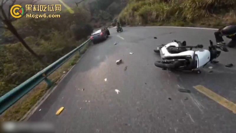 懂车帝已经打开了!摩友山路遛弯被右转到逆向车道的车给撞飞 两辆摩托被撞烂 开车老头直接傻眼! 第5张 懂车帝已经打开了!摩友山路遛弯被右转到逆向车道的车给撞飞 两辆摩托被撞烂 开车老头直接傻眼! 第5张