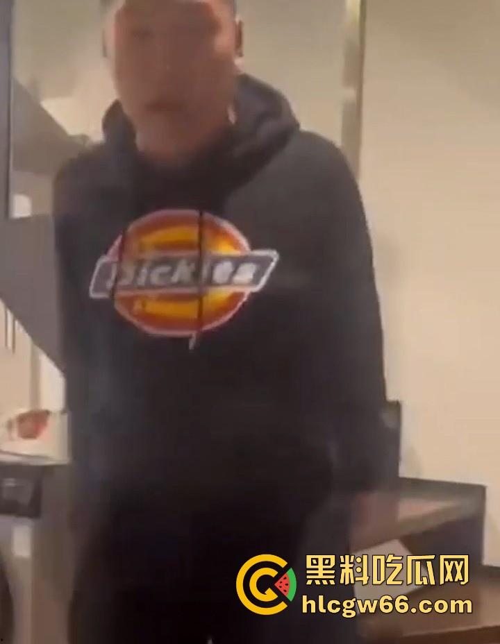 傻逼朋友又少了一个 小伙子马尿喝多了 即兴表演跳楼 丝毫不犹豫一跃而下！  第1张