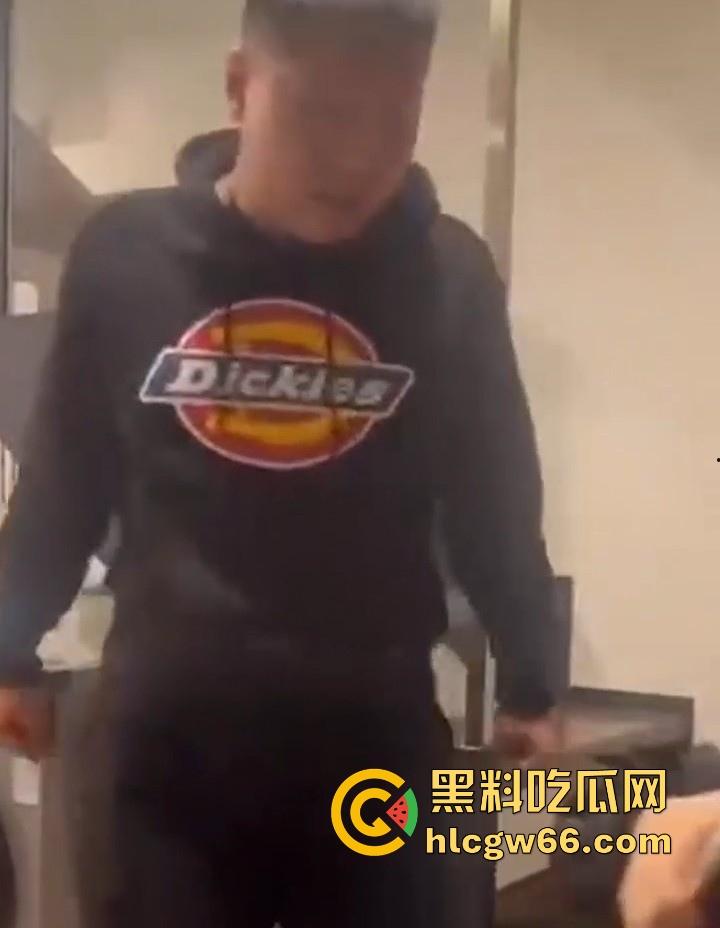 傻逼朋友又少了一个 小伙子马尿喝多了 即兴表演跳楼 丝毫不犹豫一跃而下！  第2张