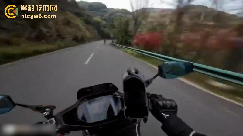 懂车帝已经打开了!摩友山路遛弯被右转到逆向车道的车给撞飞 两辆摩托被撞烂 开车老头直接傻眼! 第7张 懂车帝已经打开了!摩友山路遛弯被右转到逆向车道的车给撞飞 两辆摩托被撞烂 开车老头直接傻眼! 第7张