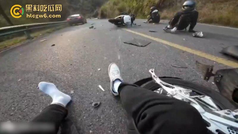 懂车帝已经打开了!摩友山路遛弯被右转到逆向车道的车给撞飞 两辆摩托被撞烂 开车老头直接傻眼! 第8张 懂车帝已经打开了!摩友山路遛弯被右转到逆向车道的车给撞飞 两辆摩托被撞烂 开车老头直接傻眼! 第8张