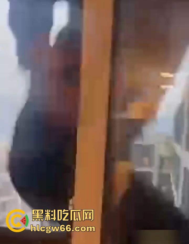 傻逼朋友又少了一个 小伙子马尿喝多了 即兴表演跳楼 丝毫不犹豫一跃而下！  第4张