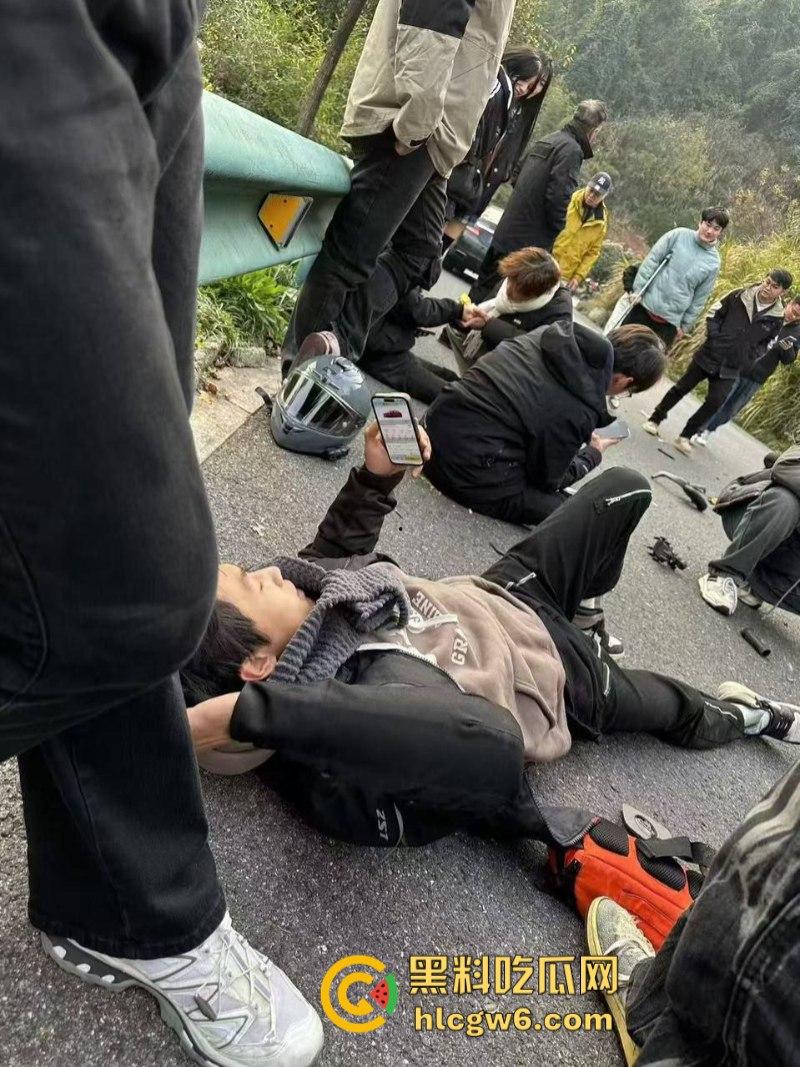 懂车帝已经打开了!摩友山路遛弯被右转到逆向车道的车给撞飞 两辆摩托被撞烂 开车老头直接傻眼! 第9张 懂车帝已经打开了!摩友山路遛弯被右转到逆向车道的车给撞飞 两辆摩托被撞烂 开车老头直接傻眼! 第9张