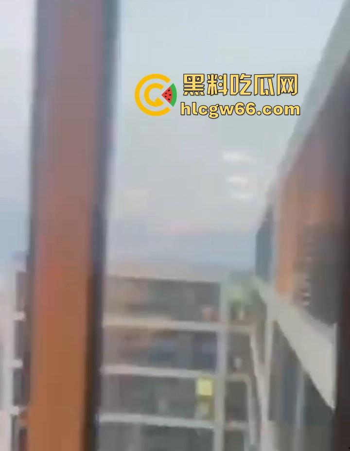 傻逼朋友又少了一个 小伙子马尿喝多了 即兴表演跳楼 丝毫不犹豫一跃而下！  第5张