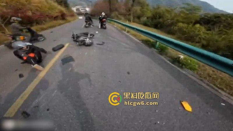 懂车帝已经打开了!摩友山路遛弯被右转到逆向车道的车给撞飞 两辆摩托被撞烂 开车老头直接傻眼! 第10张 懂车帝已经打开了!摩友山路遛弯被右转到逆向车道的车给撞飞 两辆摩托被撞烂 开车老头直接傻眼! 第10张
