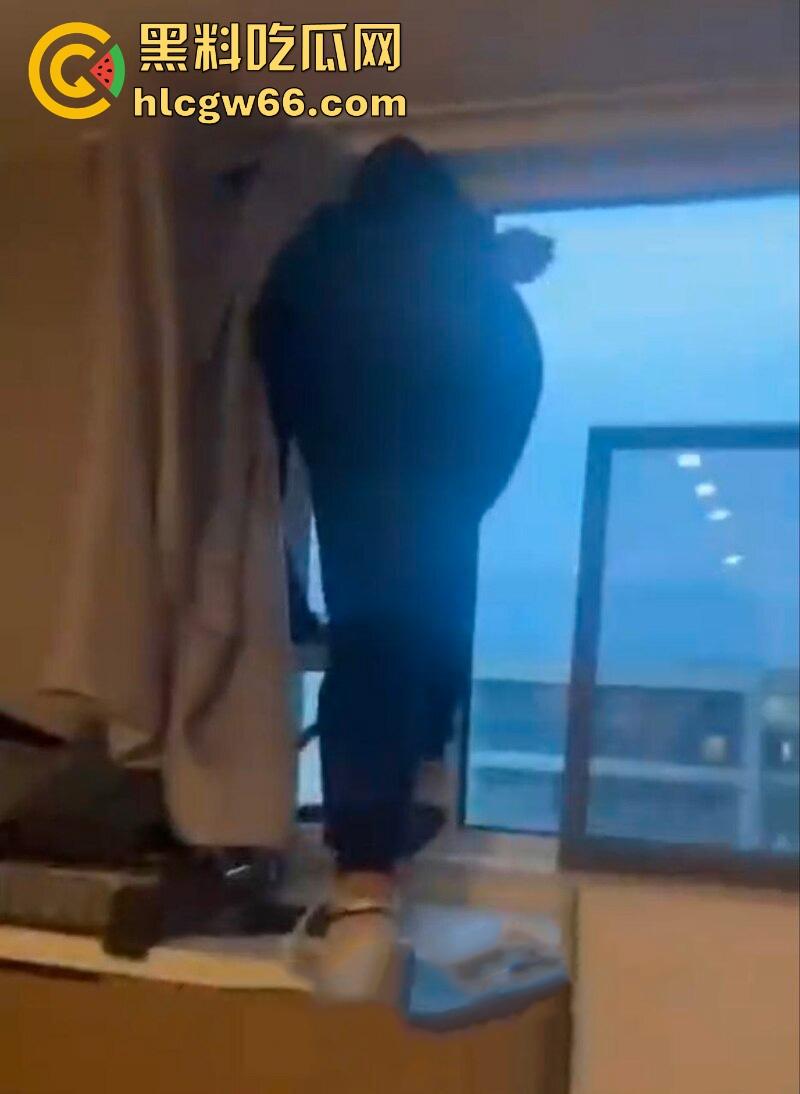 傻逼朋友又少了一个 小伙子马尿喝多了 即兴表演跳楼 丝毫不犹豫一跃而下！  第6张