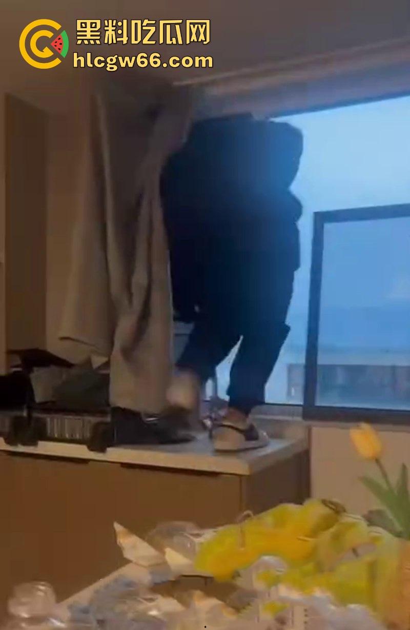 傻逼朋友又少了一个 小伙子马尿喝多了 即兴表演跳楼 丝毫不犹豫一跃而下！  第7张