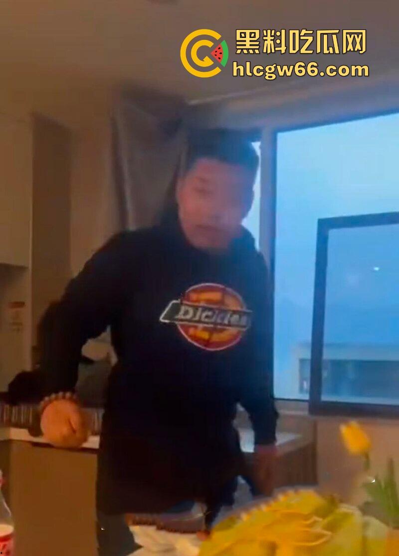 傻逼朋友又少了一个 小伙子马尿喝多了 即兴表演跳楼 丝毫不犹豫一跃而下！  第8张