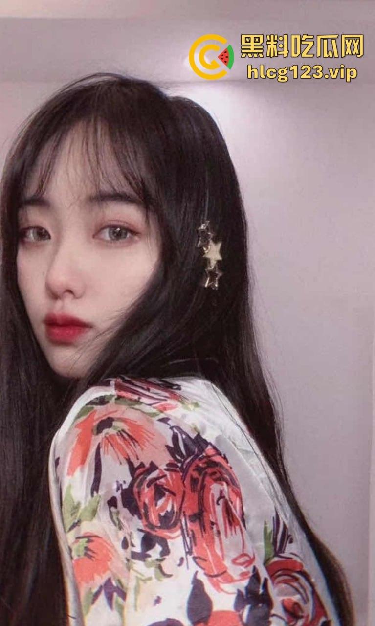 盐城师范大学校花高晓海露脸泄密！斯文眼镜男征服女神，镜前口交激情全记录！  第1张