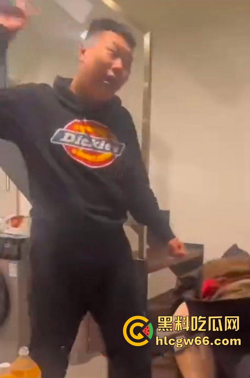 傻逼朋友又少了一个 小伙子马尿喝多了 即兴表演跳楼 丝毫不犹豫一跃而下！  第9张