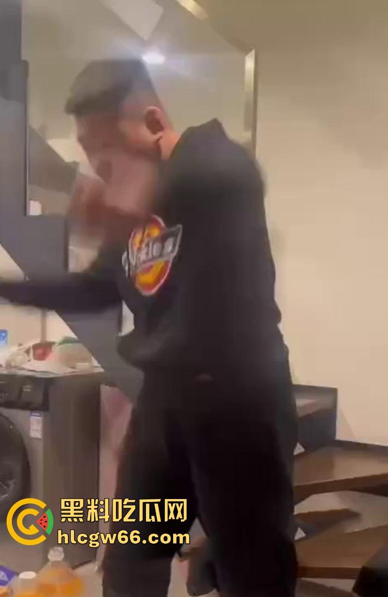 傻逼朋友又少了一个 小伙子马尿喝多了 即兴表演跳楼 丝毫不犹豫一跃而下！  第10张