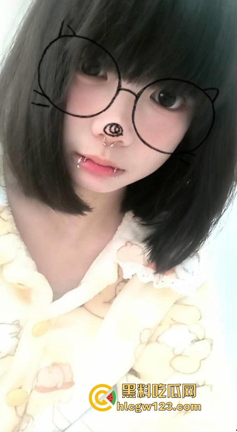 武汉工商学院大一小母狗【林萍如】和男友裸聊视频曝光 宿舍内骚浪自慰为男友解馋! 第2张 武汉工商学院大一小母狗【林萍如】和男友裸聊视频曝光 宿舍内骚浪自慰为男友解馋! 第2张