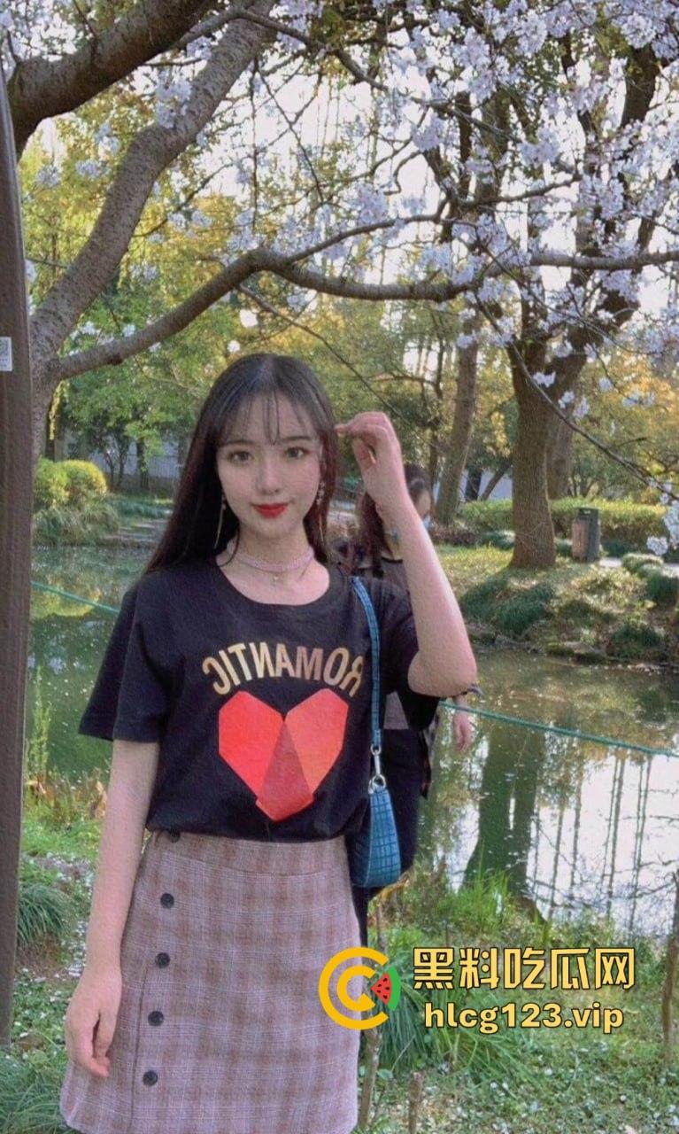 盐城师范大学校花高晓海露脸泄密！斯文眼镜男征服女神，镜前口交激情全记录！  第9张