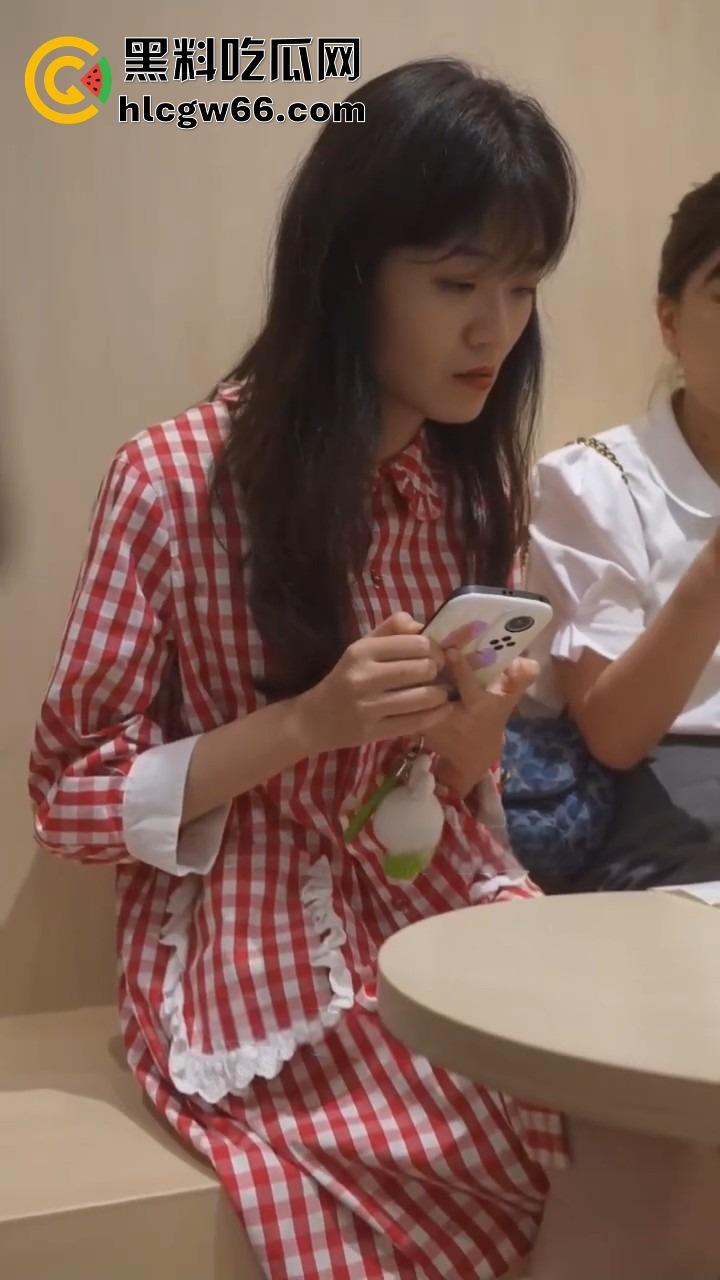 KFC抄底王炸 酷似王菲的学生妹角落激情舌吻 短裙扭得骚气 偷拍大神狂拍底裤逼毛都快溢出来了！  第3张