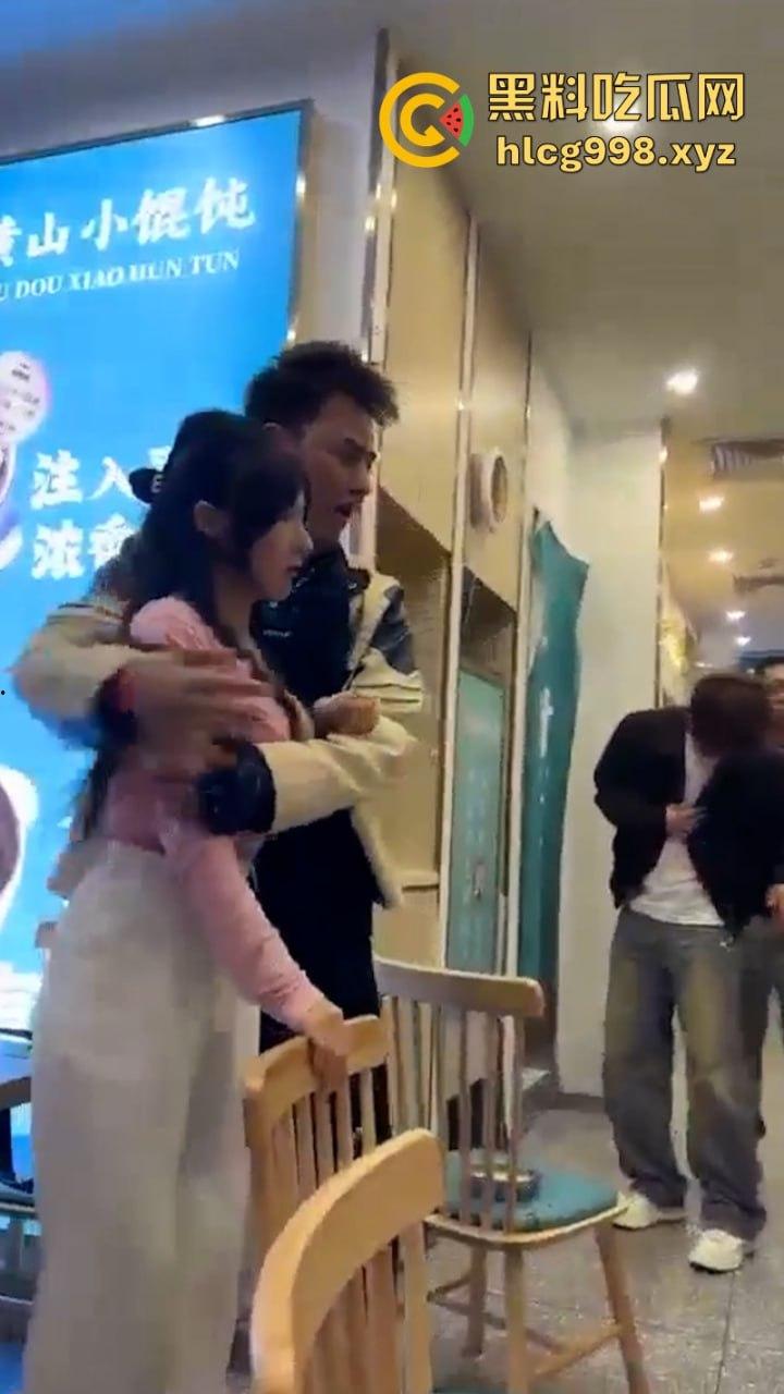 上海俩美女饭店打架下手忒狠 全然不知走光被偷拍 黑衣服这是奶子是真的吗? 第3张 上海俩美女饭店打架下手忒狠 全然不知走光被偷拍 黑衣服这是奶子是真的吗? 第3张