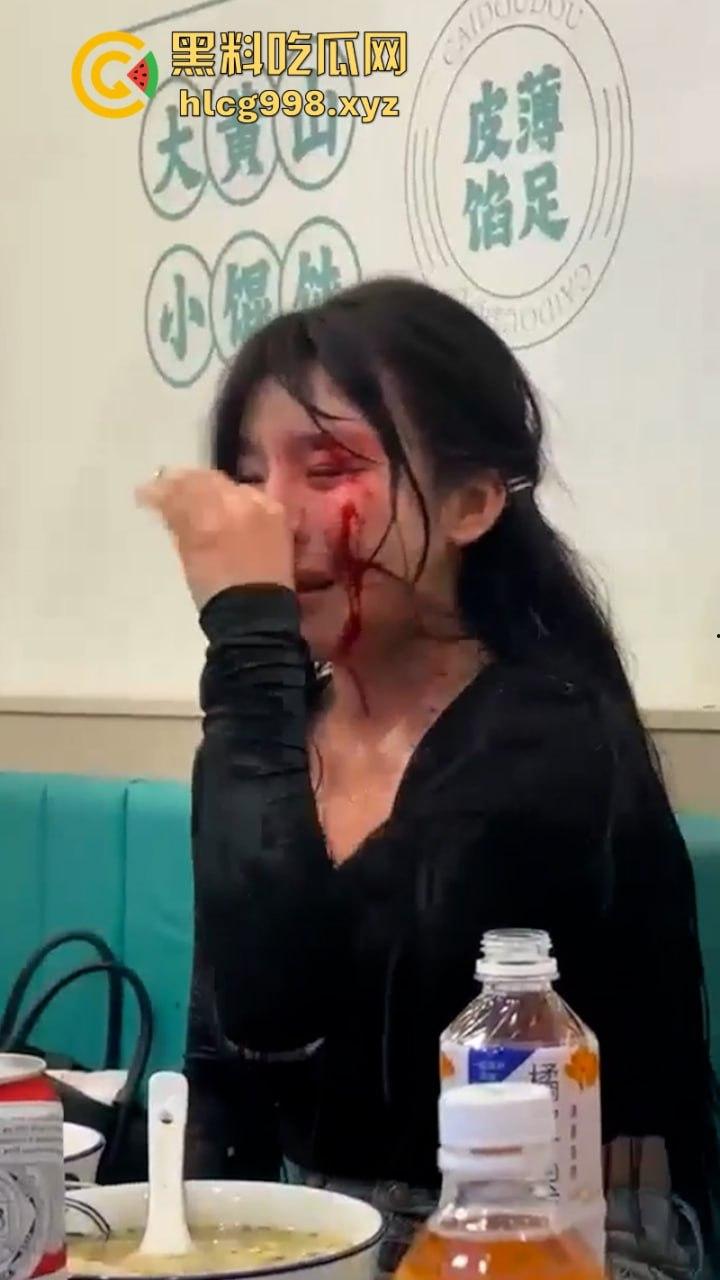 上海俩美女饭店打架下手忒狠 全然不知走光被偷拍 黑衣服这是奶子是真的吗? 第4张 上海俩美女饭店打架下手忒狠 全然不知走光被偷拍 黑衣服这是奶子是真的吗? 第4张