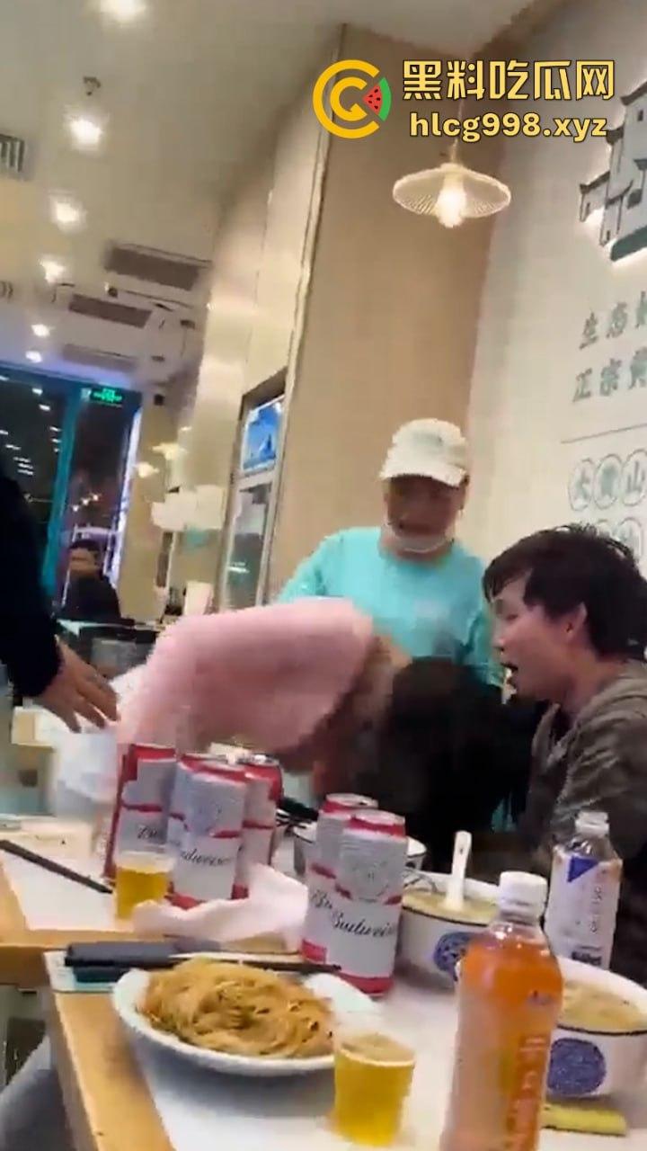 上海俩美女饭店打架下手忒狠 全然不知走光被偷拍 黑衣服这是奶子是真的吗? 第5张 上海俩美女饭店打架下手忒狠 全然不知走光被偷拍 黑衣服这是奶子是真的吗? 第5张