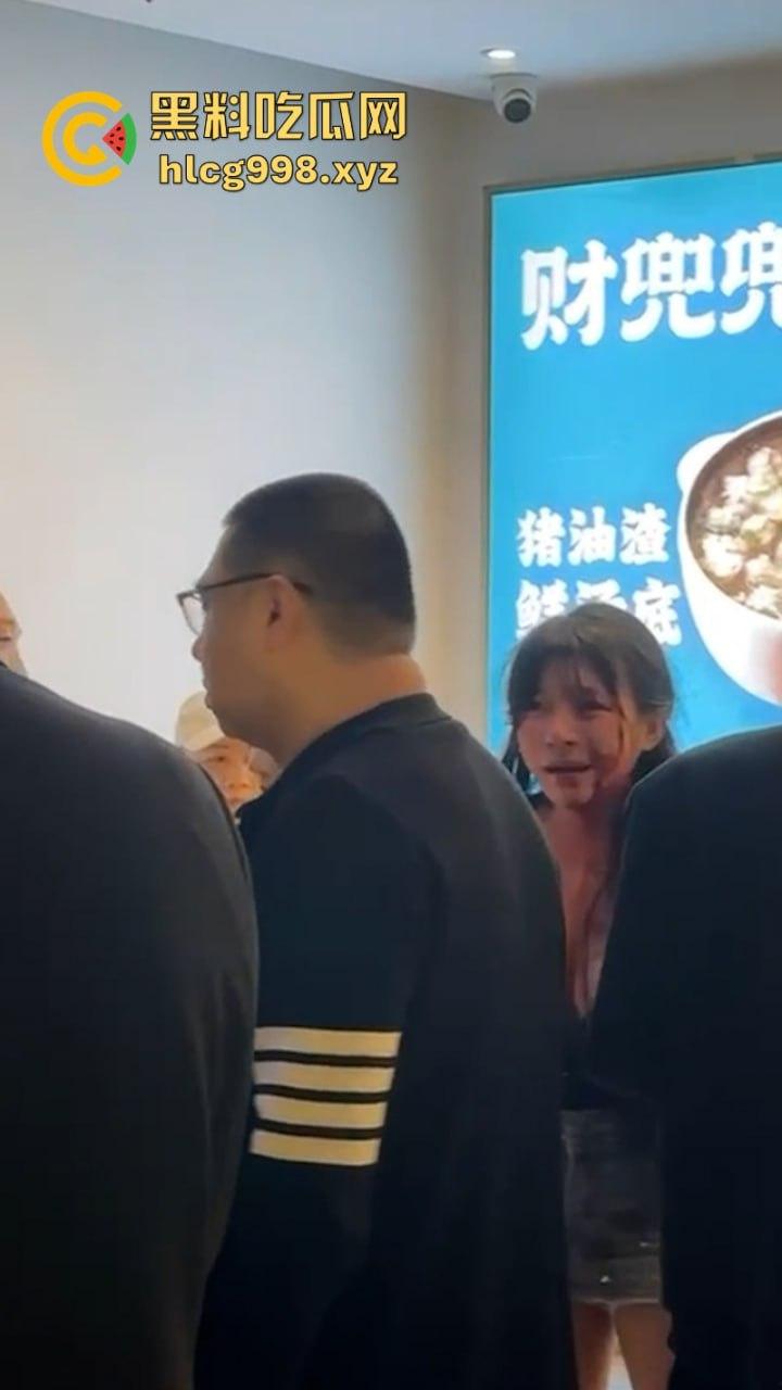 上海俩美女饭店打架下手忒狠 全然不知走光被偷拍 黑衣服这是奶子是真的吗? 第7张 上海俩美女饭店打架下手忒狠 全然不知走光被偷拍 黑衣服这是奶子是真的吗? 第7张