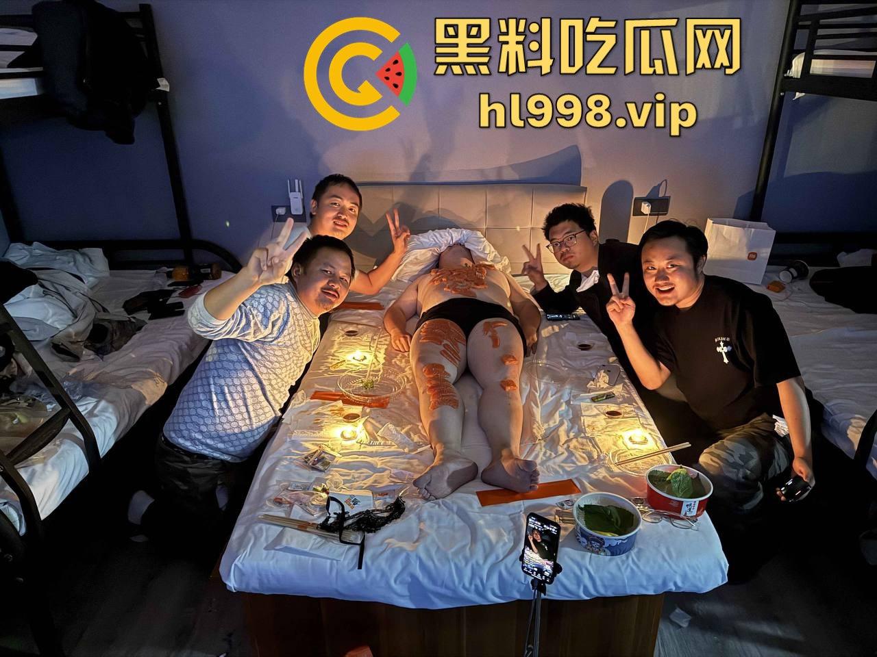 抖音重口直播！油腻大叔当三文鱼盛器，男同淫趴场面堪比恐怖片，举报无效酒店老板淡定回应！  第2张